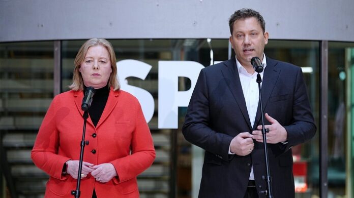 Es gibt vorerst keine personellen Konsequenzen bei der SPD nach Landtagswahl in Rheinland-Pfalz: Vorsitzende Bärbel Bas und Lars Klingbeil am Montag vor der Presse in Berlin. 