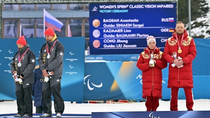 Wider des olympischen Gedankens ihres Gründers Pierre de Coubertin: Als während der Siegerehrung die russische Hymne für die beiden Sieger im Langlauf gespielt wurde, drehte sich das deutsche Duo (l.) unsportlich zur Seite.