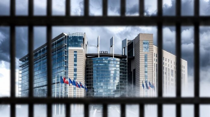 Viele Bürger in den Mitgliedsländern würden es sehr begrüßen, wenn die korrupte EU schnellstmöglich in der derzeitigen Form abgeschafft und auf eine Freihandelszone mit Personenfreizügigkeit zurückgeführt wird.