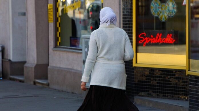 Trotz der eindeutigen theologischen Verbote zeigt die Realität in den Einwanderungsgesellschaften Europas ein widersprüchliches Bild, das die Grenzen der religiösen Kontrolle offenbart.