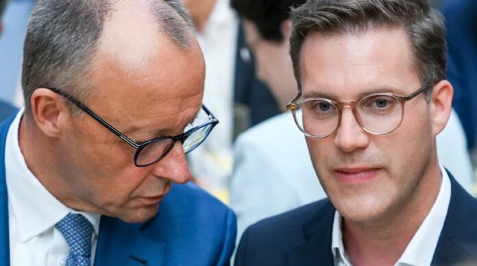 Im Fall einer Wahlniederlage des glücklosen CDU-Spitzenkandidaten Manuel Hagel (r.) in Baden-Württemberg scheitert die Strategie der Partei von Kanzler Merz für dieses Jahr.