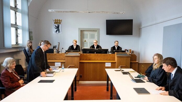 Die AfD-Bundestagsabgeordnete Gerrit Huy (vorne l.) ist erfolgreich gegen Correctiv vorgegangen. Das Landgericht Berlin II verbot unter anderem die Aussage, es sei auf dem Potsdamer Treffen um einen “Masterplan zur Ausweisung deutscher Staatsbürger” gegangen.