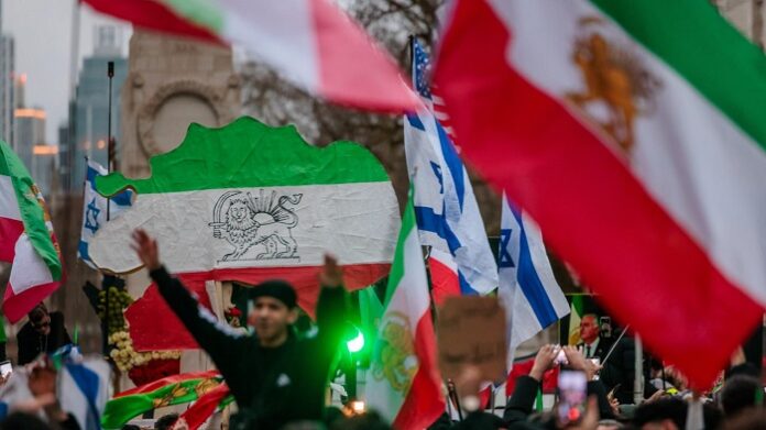 Nach den Angriffen der USA und Israels auf den Iran feierten weltweit Menschen auf den Straßen den Tod des obersten Führers Ali Chamenei.