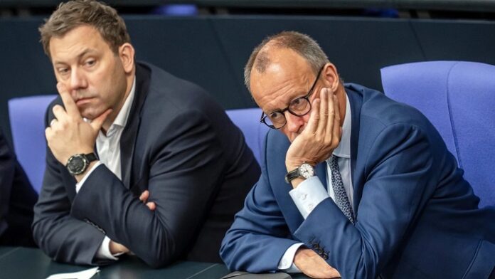 Studien entlarven die Regierung: Merz und Klingbeil haben die vor einem Jahr im Bundestag beschlossenen 500 Milliarden Euro Giga-Schulden nahezu vollständig zum Stopfen von Haushaltslöchern zweckentfremdet.