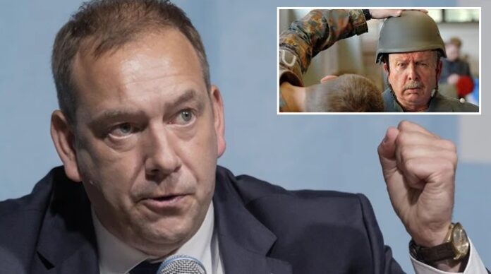 Während der letzte Reichskanzler noch über 60-Jährigen die aktive Teilnahme am Untergang verweigerte, sollen heute nach dem Willen des Wehrbeauftragten Henning Otte (CDU) das Kanonenfutter bis 70 feldmarschmäßig re-ertüchtigt werden.