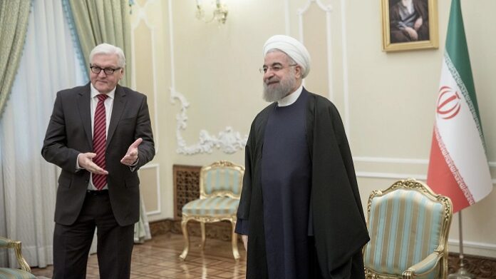 Frank-Walter Steinmeier, damals noch Außenminister, bei einem Iran-Besuch 2016 neben Hassan Ruhani, bis 2021 iranischer Staatspräsident.