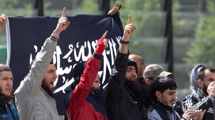Fast jeder zweite Moslem in Deutschland unter 40 Jahren fühlt sich zum radikalen Islam hingezogen und will die Scharia statt des Grundgesetz.