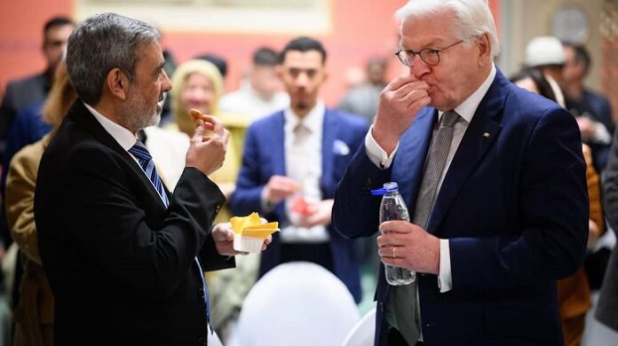 Islamisierungsleugner Steinmeier nimmt am muslimischen Fastenbrechen teil.