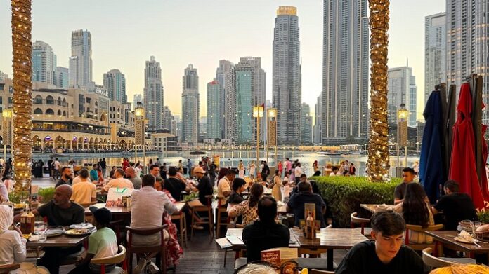 Deutsche Urlauber in Dubaie haben derzeit Angst davor, Opfer eines Nahostkrieges zu werden.