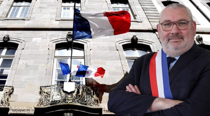 Er machte den Anfang: Christophe Barthès, der Bürgermeister von Carcassonne, ließ die Europaflagge von seinem Rathaus abhängen und hisste stattdessen die französische Trikolore.