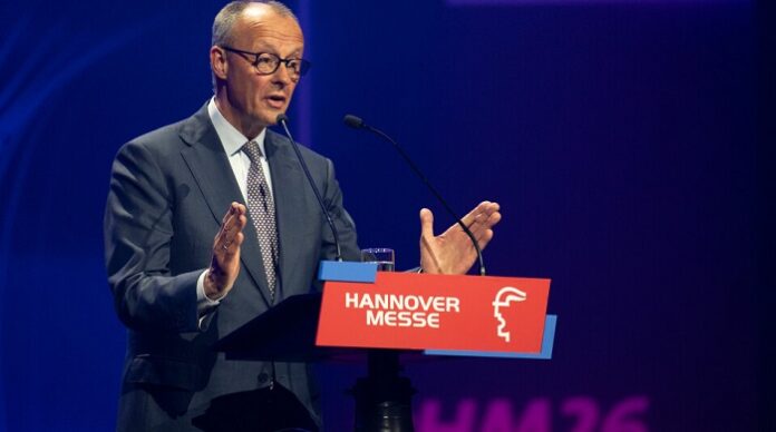 Am Sonntagabend hatte Bundeskanzler Friedrich Merz die Hannover Messe, die weltgrößte Ausstellung für Maschinenbau und Elektrotechnik, offiziell eröffnet. In diesem Jahr sind zum ersten Mal Rüstungsunternehmen vertreten.