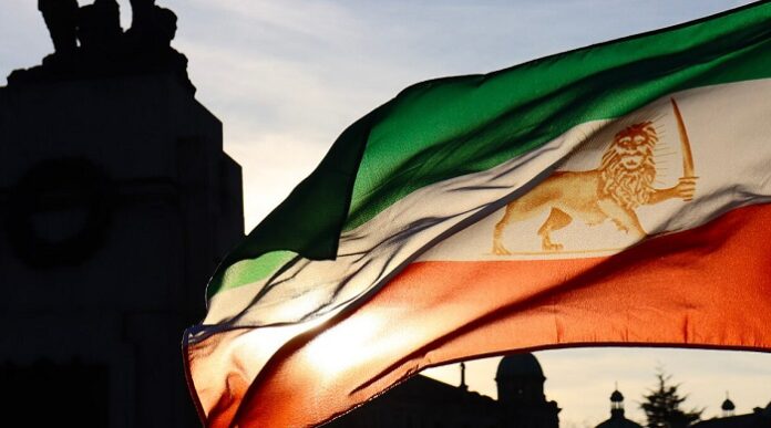 Alte monarchistische Flagge des Iran mit dem Löwen und Säbel als Symbol.