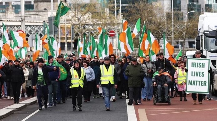 Nachdem die Iren tagelang ihrem Frust über die hohen Treibstoffpreise freien Lauf ließen und mit Blockaden das Land fast lahmlegten, fahren sie jetzt den Lohn für ihre Standhaftigkeit ein.