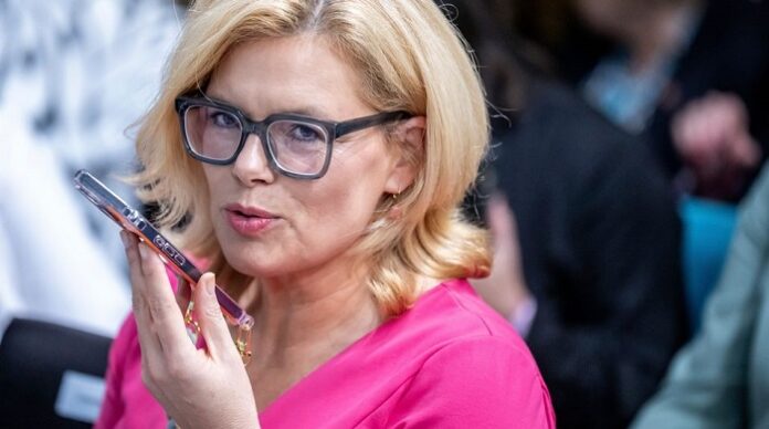 Laut Medienberichten gehört auch Bundestagspräsidentin Julia Klöckner zu den Opfern der aktuellen Angriffswelle auf Signal-Nutzer.