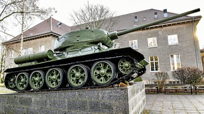 Im Museumsgebäude in Berlin-Karlshorst wurde am 8. Mai 1945 die bedingungslose Kapitulation der deutschen Wehrmacht vor den vier Siegermächten unterzeichnet. Damit endete der Zweite Weltkrieg in Europa.