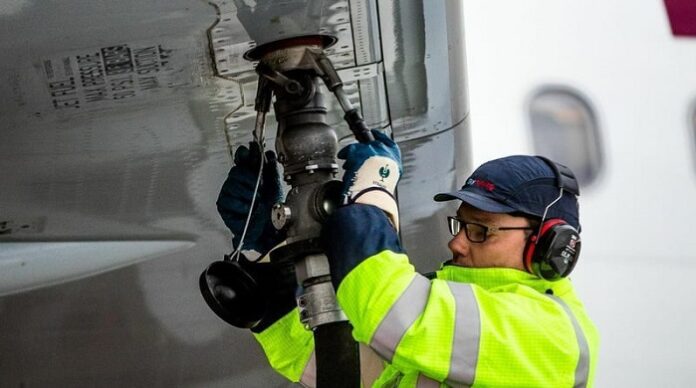 Als Reaktion auf den Treibstoffpreisschock haben mehrere Flugkonzerne bereits konkrete Kapazitätskürzungen vorbereitet.