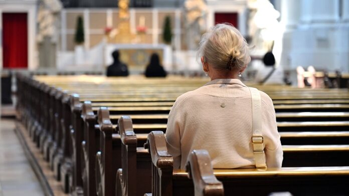 Während die beiden großen christlichen Kirchen des Abendlandes im Verfall stehen, erleben Islam, Judentum und Sekten hohen Zulauf und entsprechenden Bedeutungszuwachs.