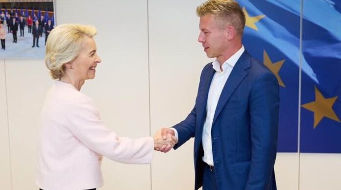 Zufrieden: EU-Kommissionspräsidentin Ursula von der Leyen mit dem neu gewählten künftigen ungarischen Ministerpräsidenten Péter Magyar.