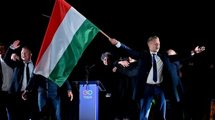 Péter Magyars Tisza-Partei kommt nach Auszählung aller Stimmen auf 138 der 199 Sitze im Parlament und verfügt künftig über eine stabile Zwei-Drittel-Mehrheit.