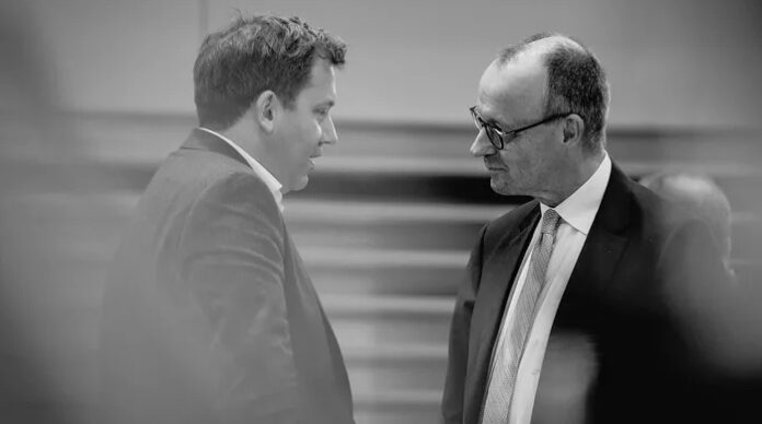 Im März 2025 wurde von einem bereits abgewählten Bundestag die Verfassung geändert, um die Schuldenbremse aufzuheben und es Merz und Klingbeil zu ermöglichen, gigantische Schulden aufzunehmen.