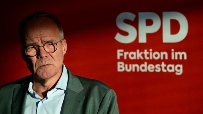 Für die Sozen erweist sich das System Trump als wahrlich göttliche Fügung, wenn etwa SPD-Fraktionschef Matthias Miersch die maßgeblich durch seine Partei mitverursachte Misswirtschaft unter den Washingtoner Teppich kehren will.