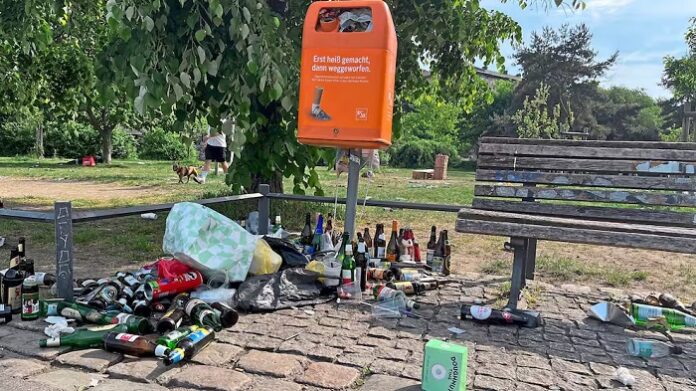 Einfach genial: Berlin-Touristen sollen neuerdings zum Müllsammeln motiviert werden. Da gibts in der Partyhauptstadt - wie hier im Görlitzer Park - genügend Betätigungsfelder...