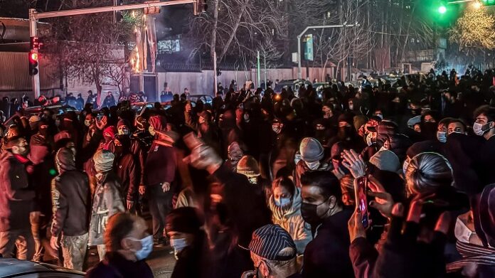 Proteste in Teheran nach dem Massaker vom 8. und 9. Januar 2026. Viele Demonstranten tragen einen Mund/Nase-Schutz, um nicht von den iranischen Revolutionsgarden erkannt zu werden.