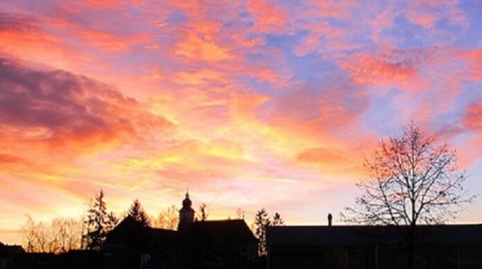 Die Liebe Gottes gegenüber jedem Menschen lässt sich nicht programmieren, lässt sich nicht von herrschsüchtigen Menschen pädagogisch als Belohnung zuteilen, rationieren oder ganz absprechen, sie ist bereits unendlich vorhanden.