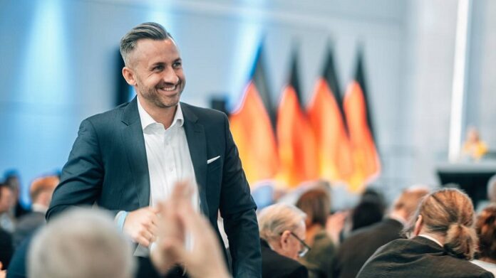In Sachsen-Anhalt wurde am Wochenende mit dem AfD-Spitzenkandidaten Ulrich Siegmund die neue rechte Marschrichtungszahl festgelegt und die Truppen eingenordet.