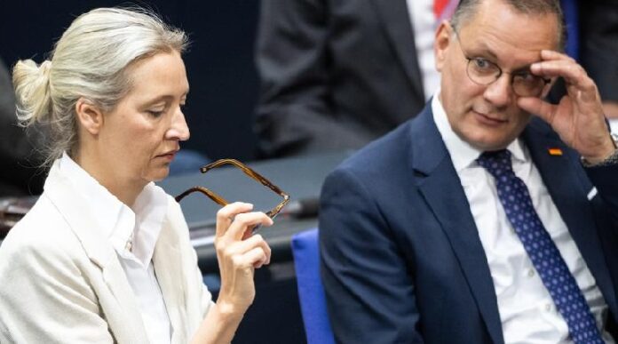 Die AfD täte in der jetzigen Situation gut daran, die Füße stillzuhalten und dem Drama seinen unabänderlichen Lauf zu lassen. Das Ende ist vorbestimmt.