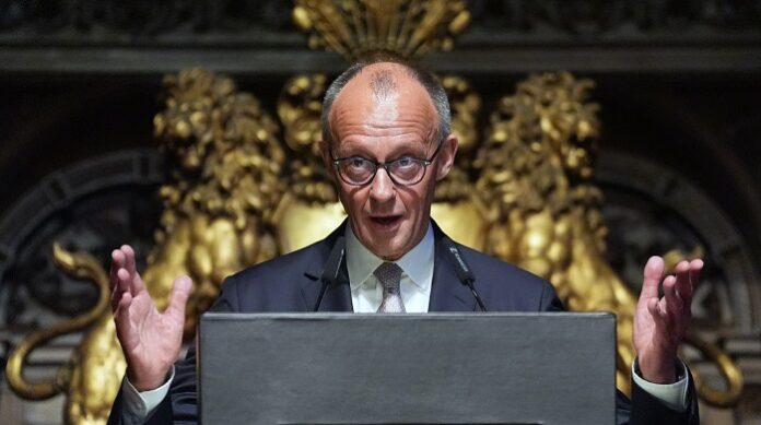 Die linke Volksfront hat ihre Regierungsbeteiligung dauergesichert, indem sie Friedrich Merz dazu verpflichtete, eine Brandmauer gegen die größte Oppositionspartei zu errichten.