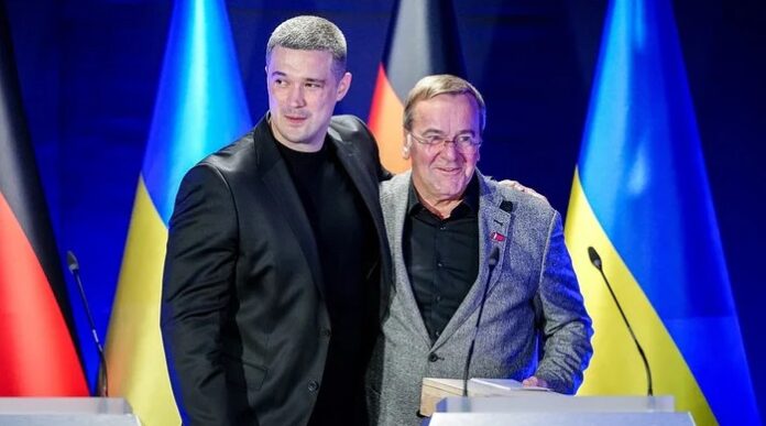 Arm in Arm hat sich am Montag Verteidigungsminister Boris Pistorius mit seinem ukrainischen Amtskollegen Mychajlo Fedorow in Kiew präsentiert.