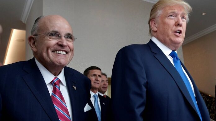 New Yorks Ex-Bürgermeister Rudy Giuliani (l.) gilt als einer der treuesten Unterstützter von US-Präsident Donald Trump.