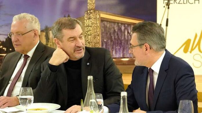 Eine Hand wäscht die andere: Bayerns Innenminister Joachim Herrmann, Ministerpräsident Markus Söder und Penzbergs Imam Benjamin Idriz am 22. Februar beim gemeinsamen Fastenbrechen in der Moschee der Islamischen Gemeinde Penzberg.