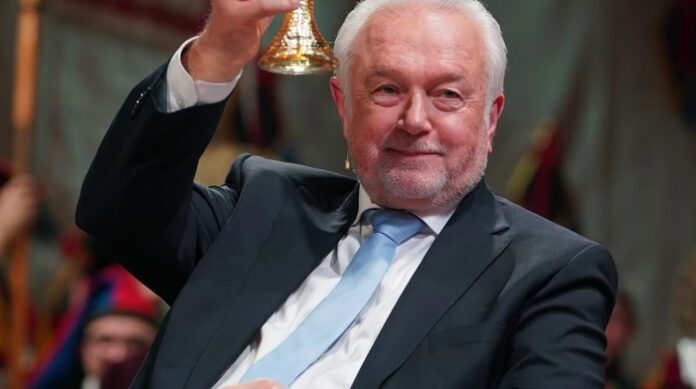 Nachdem Wolfgang Kubicki sich gegenüber Marie-Agnes Strack-Zimmermann als neuer Parteichef durchgesetzt hat, sind wir gespannt darauf, wie das freidemokratische Urgestein dem Parteienkadaver FDP frisches Leben einhauchen will.