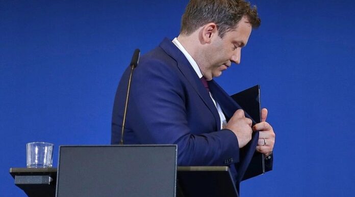 Flasche leer: Nach Klingbeils Steuerschätzung am Donnerstag brechen die die Einnahmen für 2026 um 17,8 Milliarden Euro ein.