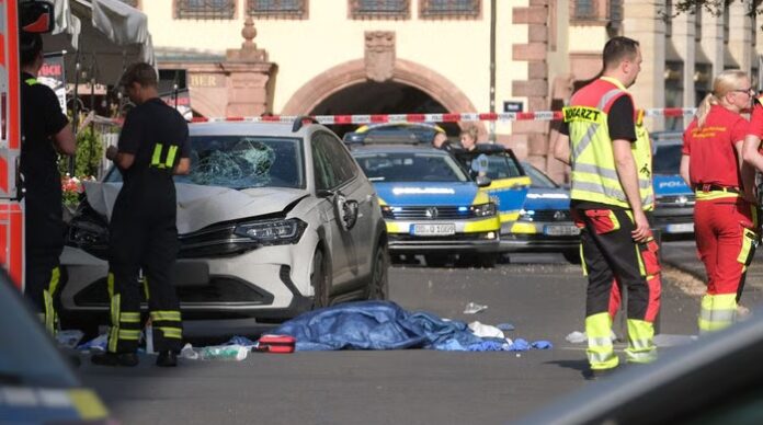 Bei einem Vorfall mit einem Auto in der Leipziger Innenstadt sind am Montagnachmittag zwei Menschen getötet worden.