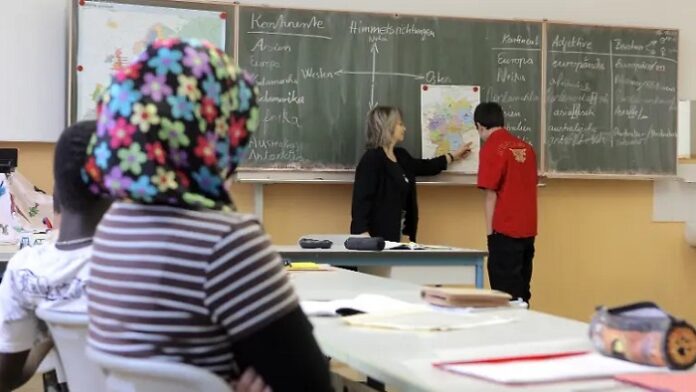 Medien und Politik ignorieren bei der Diskussion über die deutsche Bildungskatastrophe den Elefanten im Raum: Viele Schüler sprechen wenig oder gar kein Deutsch, weil in ihren Familien Deutsch nur als Fremdsprache bekannt ist.