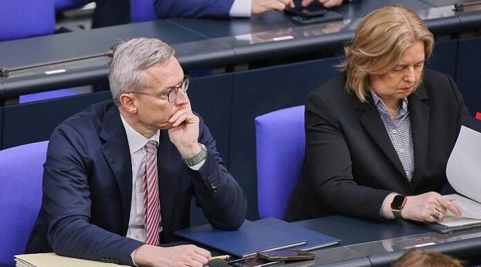 Mit geballter und konzertierter Energie wollen Bärbel Bas und Digitalminister Karsten Wildberger (CDU, l.) dem sozialstaatlichen Wildwuchs ans Leder.