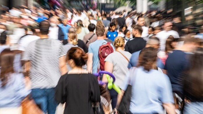 Laut einer Umfrage bemerken die Menschen in Deutschland mehr Beleidigungen und Respektlosigkeit (86 Prozent), Aggressivität (81 Prozent), Egoismus (79 Prozent) sowie Intoleranz und Ausgrenzung (76 Prozent).