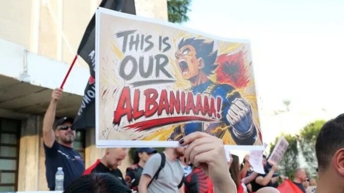 In der Hauptstadt Tirana versammelten sich Menschen mit Plakaten, auf denen Slogans wie »Albanien ist nicht zu verkaufen« und 