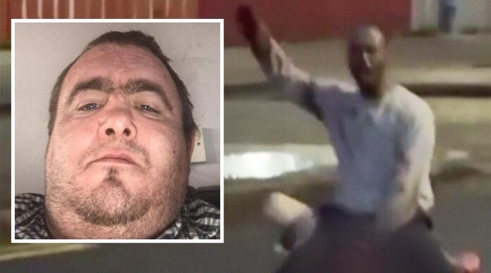 Das brutale Video aus Belfast sorgt in Großbritannien für Entsetzen: Ein Sudanese kniet auf dem blutüberströmten Opfer Stephen Ogilvie (l.) am Boden und will ihn enthaupten.