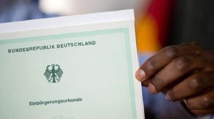 Knapp 310.000 Menschen haben im Jahr 2025 die deutsche Staatsangehörigkeit erworben – ein Rekordwert für die letzten 30 Jahre.
