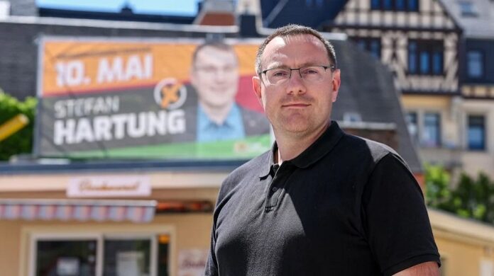 Peter Hartung von den „Freien Sachsen“ hatte nach Auszählung der Urnen-Wahlstimmen die Bürgermeisterwahl in Aue-Bad Schlema fast schon gewonnen. Doch sein CDU-Konkurrent Marcus Hoffmann konnte ihn dank der Briefwahlstimmen noch überflügeln.
