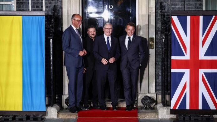 Wer kann eigentlich noch die Bilder der drei in ihren Staaten politisch gescheiterten europäischen Regierungschefs Merz, Macron und Starmer gemeinsam mit ihrem endlos kostspieligen ukrainischen Strichjungen Selensky ertragen?
