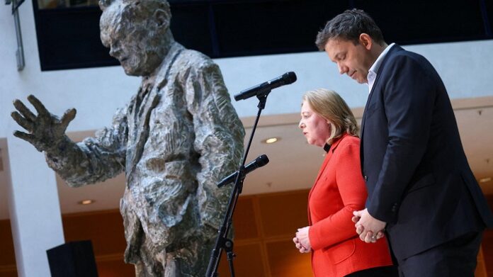 Ihre Zeit ist abgelaufen: SPD-Vorsitzende Bas und Klingbeil vor der Statue des einstigen Friedenspolitikers Willy Brandt.