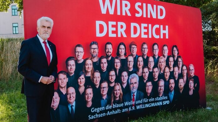 Mit dem Kampfruf „Wir sind der Deich“ will sich der SPD-Spitzenkandidat für Sachsen-Anhalt, Armin Willingmann, der Blauen Welle entgegenstellen. Dabei steht den roten Deichexperten das Wasser derzeit Oberkante Unterlippe...