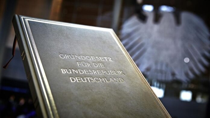 Der Textumfang des Grundgesetzes hat sich heute - veranlasst durch den deutschen Parteienstaat - im Vergleich zu seiner Urfassung von 1949 mehr als verdoppelt.