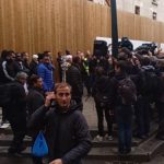 Die Marseillaise singenden Demonstranten treffen auf die Allahu akbar-Schreihälse.