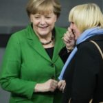 Kanzlerin Angela Merkel und Claudia Roth (Grüne) haben Spaß.